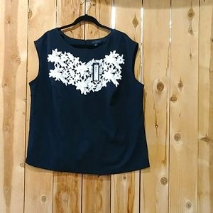 Sleeveless top. Detail in front-cream color- black